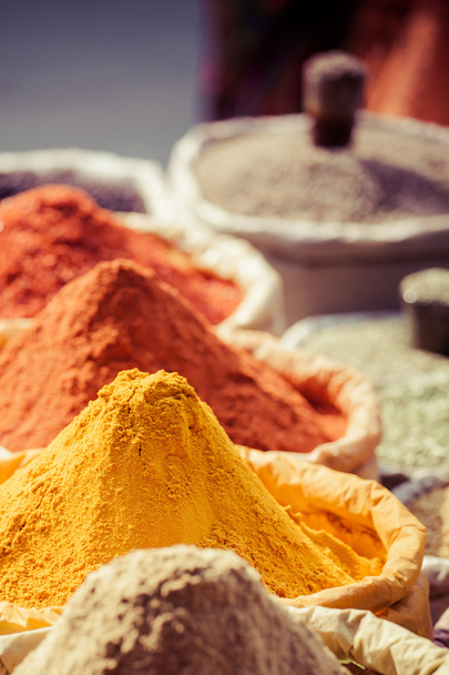 Intian värilliset mausteet paikallisilla markkinoilla. - Valokuva, kuva