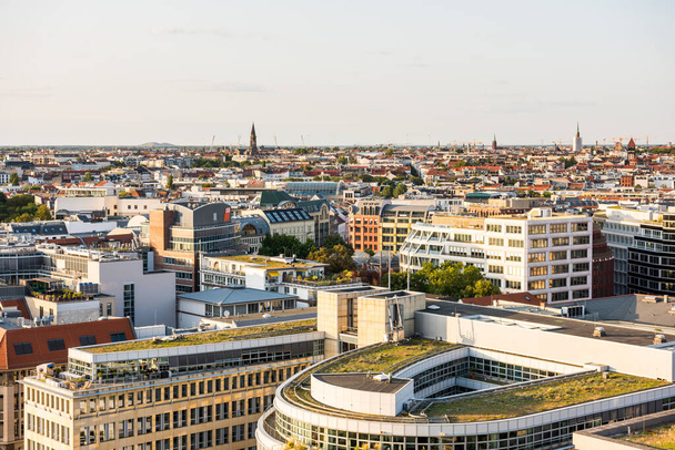 Paisaje urbano del centro de Berlín con edificios modernos y torres de iglesias bajo el atardecer. Vista aérea desde la Catedral de Berlín
. - Foto, imagen