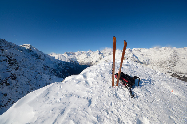 Equipo de esquí y herramientas de seguridad contra avalanchas
 - Foto, Imagen