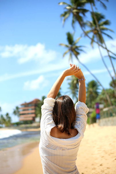 Mujer viajera caminando por la hermosa playa tropical de Sri Lanka. Feliz estilo de vida. Visita Sri Lanka. Concepto de viaje
. - Foto, imagen
