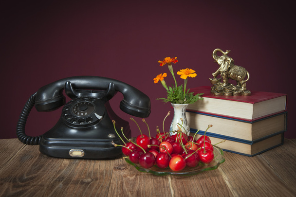 παλιό τηλέφωνο και νωπά κεράσια - Φωτογραφία, εικόνα