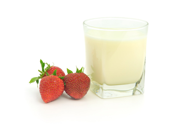 Glass of milk and strawberries - Foto, afbeelding