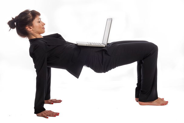 Frau macht Yoga bei der Arbeit. - Foto, Bild