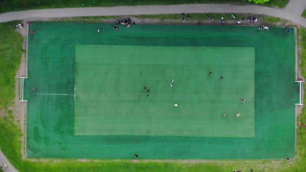 Letecký pohled na muže hrající fotbal na veřejném městském hřišti - Záběry, video