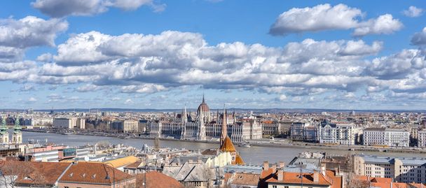 Cumulostratus chmury nad węgierskim parlamentem nad Dunajem w Budapeszcie zimowy poranek - Zdjęcie, obraz