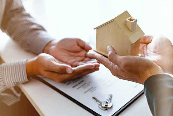 Podnikatelé podepisují smlouvu s realitním makléřem Koncepce konzultačního a bytového pojištění - Fotografie, Obrázek