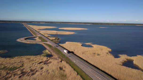 Piękny panoramiczny film z lotu drona do Vinatammy 4K to największa droga dojazdowa w Estonii. Ta droga łączy wyspę Muhu i wyspę Saaremaa. (seria) - Materiał filmowy, wideo