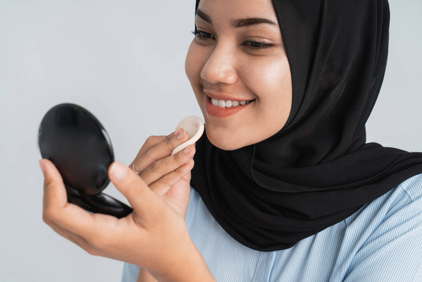 woman muslim put make up powder - Foto, Imagem