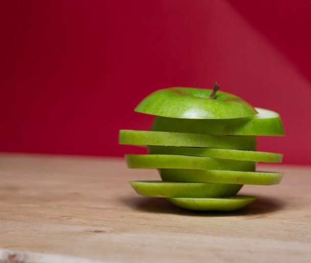 Φρέσκο πράσινο μήλο. Μήλο σε ξύλινο τραπέζι. Νωπά τρόφιμα. - Φωτογραφία, εικόνα