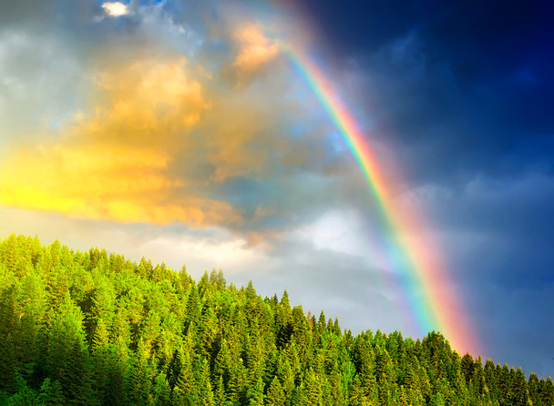 Arco-íris no vale da montanha
 - Foto, Imagem