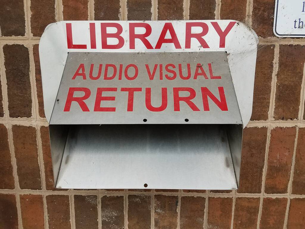 bibliothèque métallique signe audio-visuel et parachute de retour - Photo, image