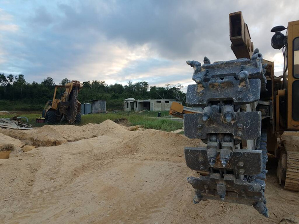 grande machine industrielle à la maison chantier de construction qui creuse des fossés à Porto Rico - Photo, image