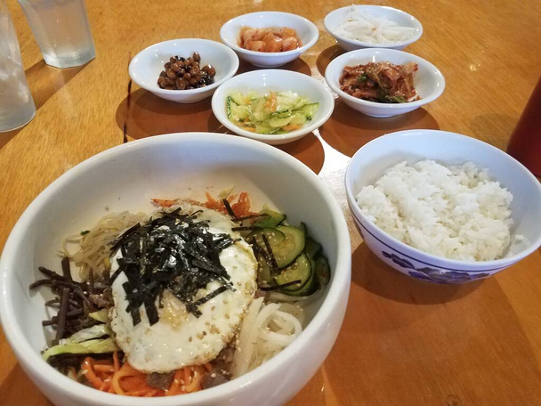 牛肉、卵、野菜などの韓国料理 - 写真・画像