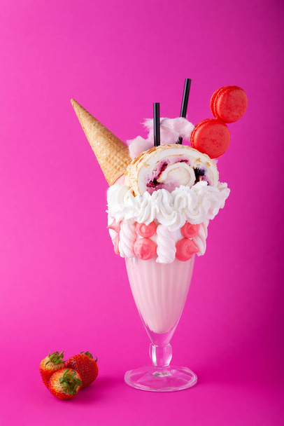 Φράουλα Overshake με σαντιγί, μακαρόνια, κώνο βάφλας, κέικ ρολό - Φωτογραφία, εικόνα