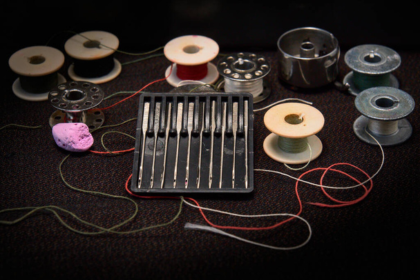 Set naalden en draden voor een naaimachine - Foto, afbeelding