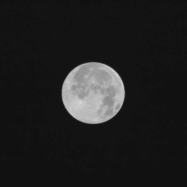 Το σούπερ φεγγάρι από την Κωνσταντινούπολη, Τουρκία. - Φωτογραφία, εικόνα