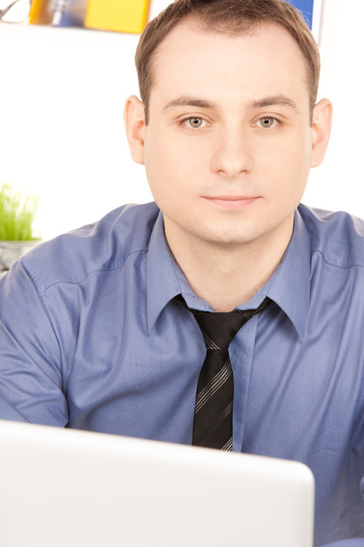 бизнесмен с ноутбуком в офисе
 - Фото, изображение