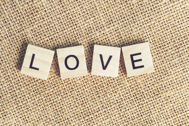 Πάνω άποψη LOVE λέξη γραμμένο σε ξύλο μπλοκ. LOVE Ξύλο λέξη με αντίγραφο χώρου. - Φωτογραφία, εικόνα