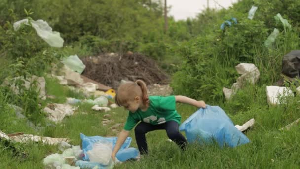 Chica voluntaria limpiando el parque sucio de bolsas de plástico, botellas. Reducir la contaminación de la naturaleza basura
 - Metraje, vídeo