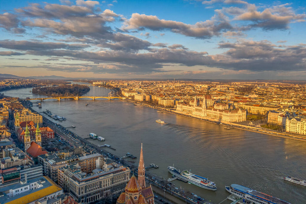 Drohne Sonnenuntergang Ansicht des ungarischen Parlaments an der Donau während der goldenen Stunde im Winter budapest - Foto, Bild