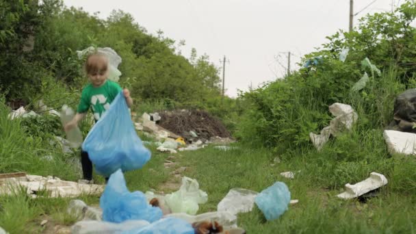 Chica voluntaria limpiando el parque sucio de bolsas de plástico, botellas. Reducir la contaminación de la naturaleza basura
 - Metraje, vídeo