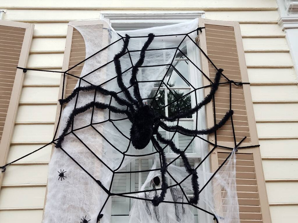 huis met venster en zwarte spin en web Halloween decoratie - Foto, afbeelding