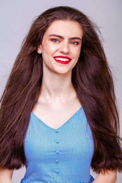 Detail portrét mladé krásné šťastné brunetky žena v modrých šatech, izolované na bílém pozadí - Fotografie, Obrázek