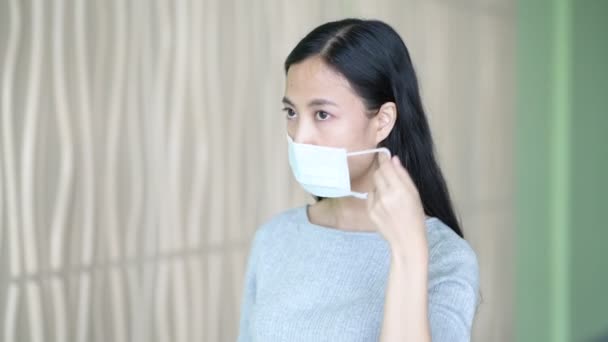 Ασιάτισσα νεαρή γυναίκα με μάσκα προσώπου γρίπης - Πλάνα, βίντεο