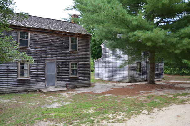 casas antiguas de madera fantasma pueblo o cabañas con hierba o césped
 - Foto, Imagen