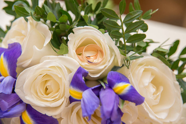 WEDDING, Rings and flowers: Wedding rings and Bridal bouquet of white roses of the bride and groom. Valentine's day. - Foto, Imagem