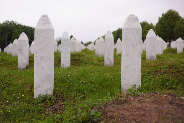 Srebrenica, Bosna-Hersek, Haziran 01, 2020: 1995 katliamının kurbanları için Srebrenica-Potocari anıtı ve mezarlığı geniş açılı - Fotoğraf, Görsel