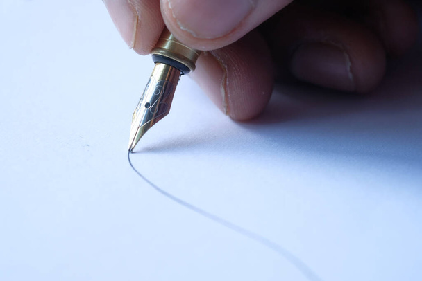 Kişi el yazısını kağıda yazar, kapat  - Fotoğraf, Görsel