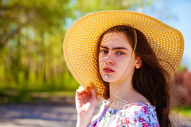 Close up portrait of a young beautiful girl in a straw hat - Fotoğraf, Görsel