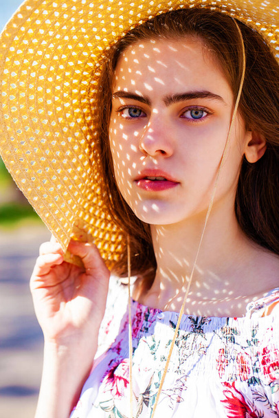 Close up portrait of a young beautiful girl in a straw hat - Foto, Imagen