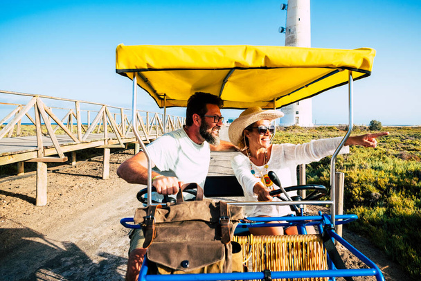 šťastný pár na surrey kole těší venkovní volnočasové aktivity na dovolené letní prázdniny společně - Fotografie, Obrázek