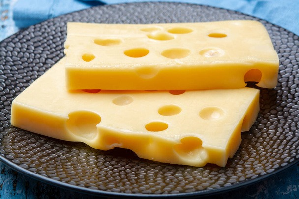 Dva bloky francouzského polotvrdého sýra zblízka - Fotografie, Obrázek