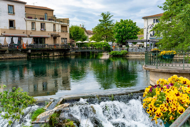 Destino turístico y vacacional, vista de la pequeña ciudad provenzal lIsle-sur-la-Sorgue con agua verde del río Sotgue, sur de Francia
 - Foto, Imagen