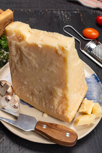 Käsekollektion, italienischer Hartkäse, gereifter Parmesan oder Grana Padano aus nächster Nähe - Foto, Bild