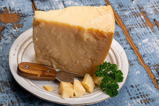 Peynir koleksiyonu, sert İtalyan peyniri, yaşlı parmesan ya da grana padano peyniri. Yakın çekim. - Fotoğraf, Görsel