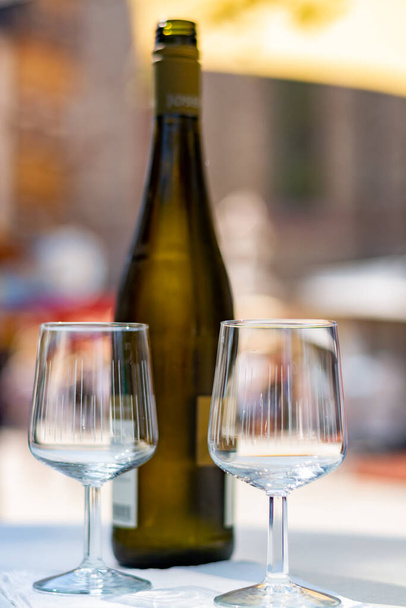 モゼル川、ドイツ、ブドウ収穫祭の通りのワイン祭で冷たい白いドライリースリングワインの試飲 - 写真・画像