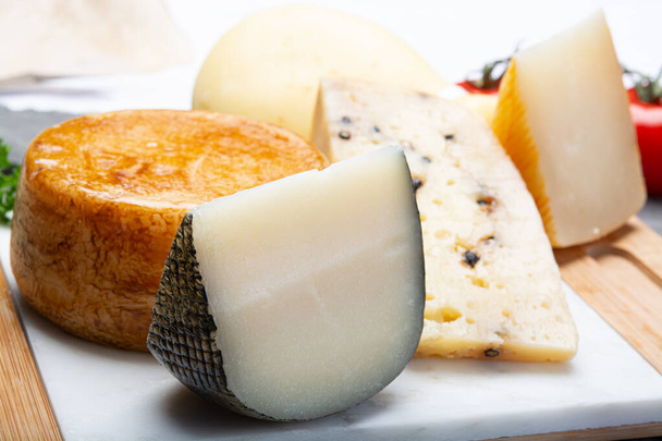 Coleção de queijos, Variedade de queijos pecorino italiano, envelhecido com pimentas pretas de Nebrodi, branco Il Palio e molarotto preto, close-up
 - Foto, Imagem