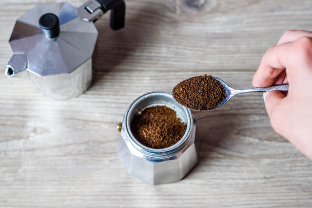 relleno de moca tradicional italiana con café molido con una cuchara. Enfoque selectivo en cuchara
 - Foto, imagen