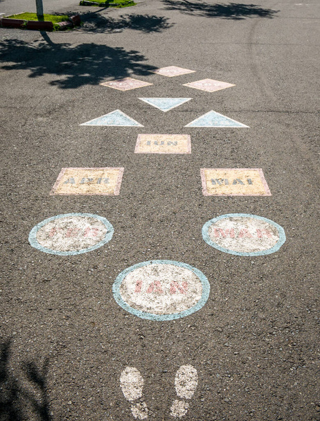 Crianças jogo desenho no pavimento com os meses do ano
. - Foto, Imagem