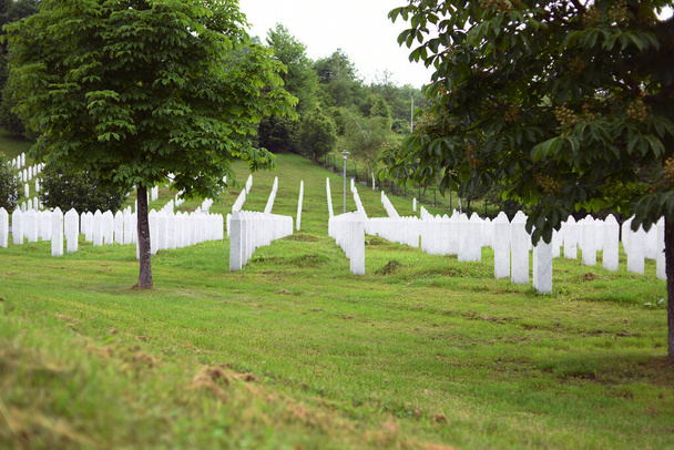 Srebrenica, Bosnia-Herzegovina, June 01 2020: Srebrenica-Potocari memorial and cemetery for the victims of the 1995 massacre, wide angle - Fotoğraf, Görsel
