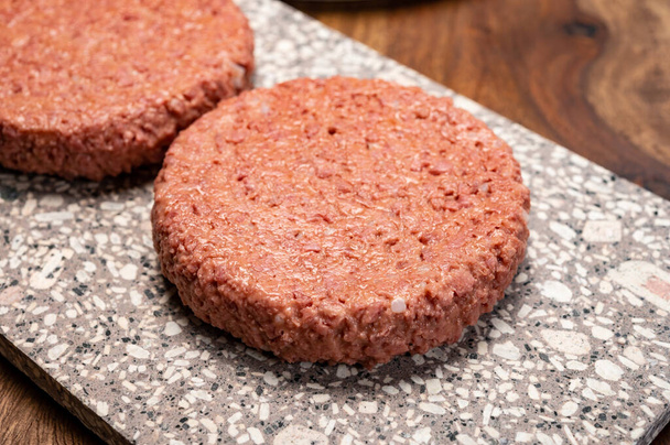 Fonte de fibras vegetais vegan hambúrgueres de proteína de soja, carne livre de alimentos saudáveis close-up
 - Foto, Imagem