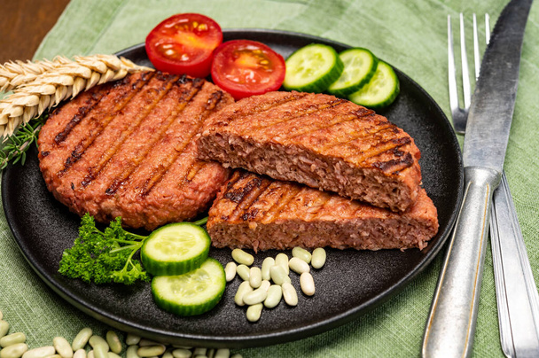 Fuente de fibra vegetal a base de proteína de soja vegana hamburguesas a la parrilla, alimentos saludables sin carne de cerca
 - Foto, imagen