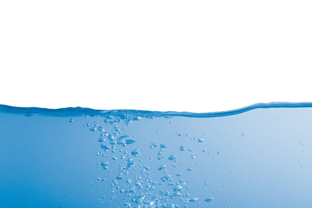 Μπλε κύματα νερού και φυσαλίδες αέρα σε λευκό φόντο - Φωτογραφία, εικόνα