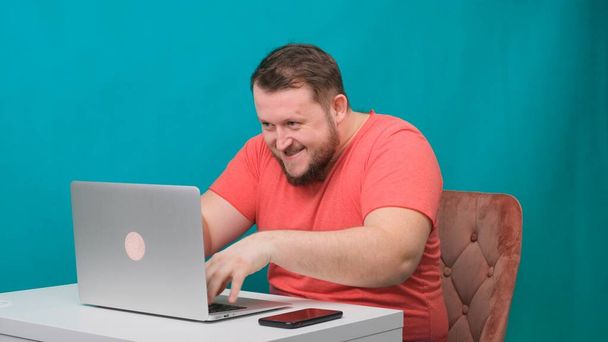 Funny frames of male using laptop. man working on a computer pretending to be a hacker. - Foto, Bild
