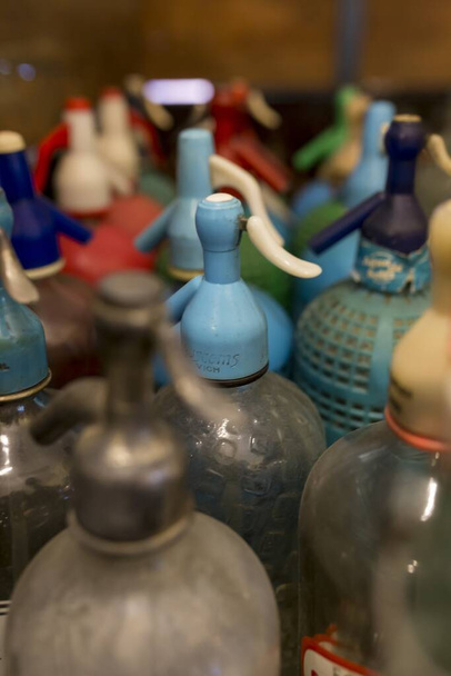 A close up shot of spray bottles in different colors - Foto, afbeelding