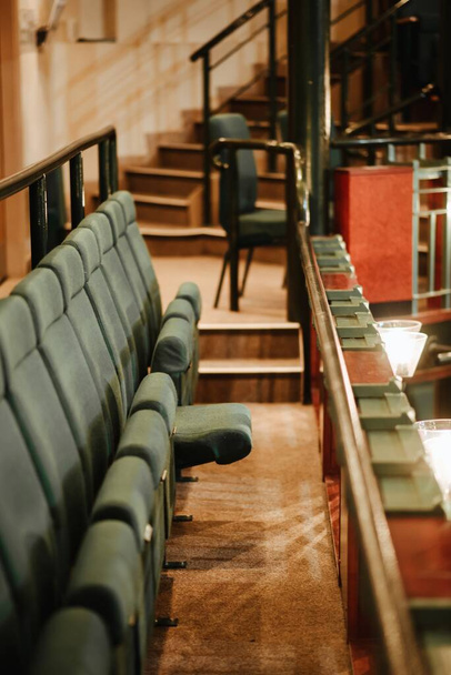 A shot of a sitting row with green chairs in a theatre - 写真・画像